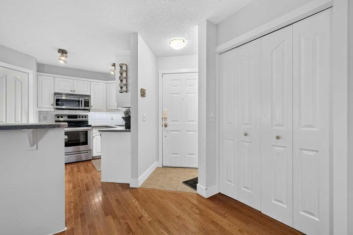 Property Photo: 2811 24A Street SW 2 AB T3E 1W1