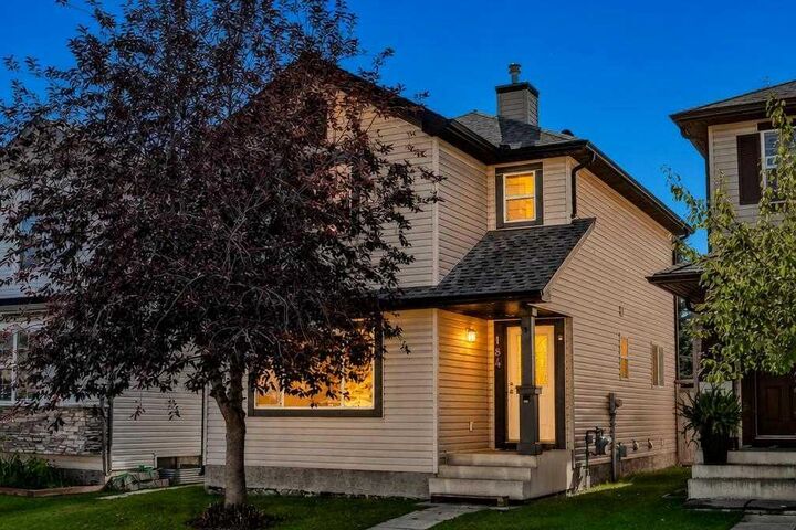Property Photo: 184 Everridge Way SW AB T2Y 4S9
