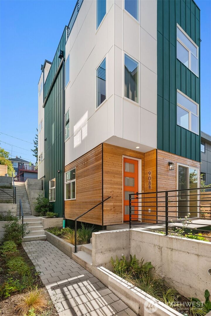 Property Photo:  908  15th Avenue B  WA 98122 