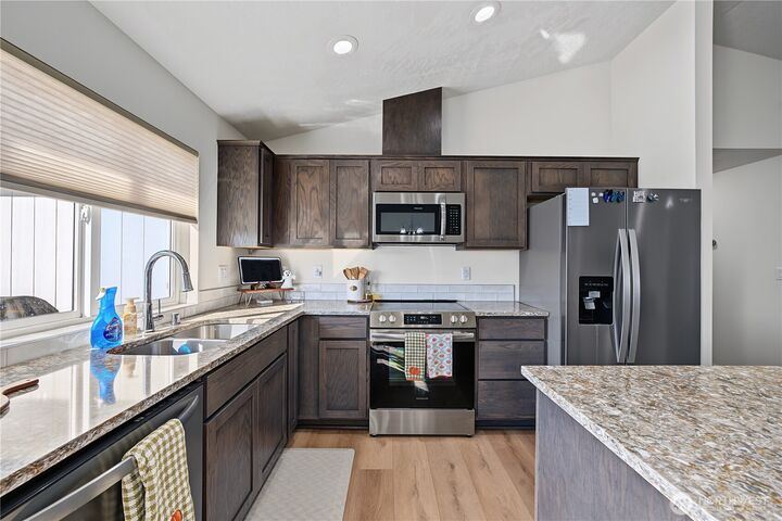 Property Photo:  812 E Casacde Street  WA 99344 