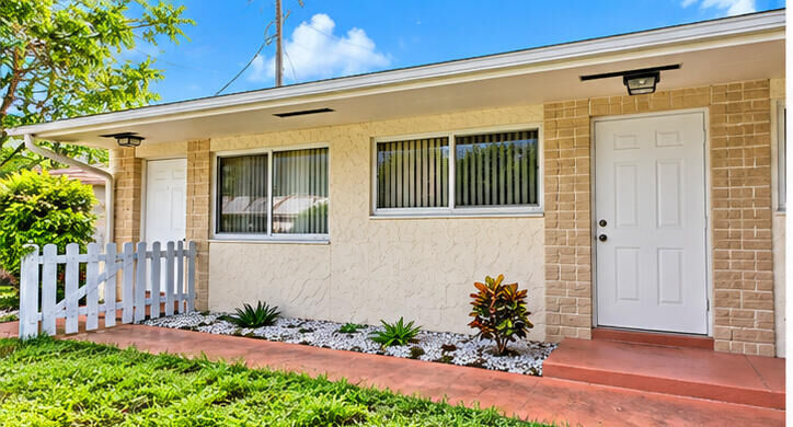 Property Photo:  812 NE 2nd Street 2  FL 33009 