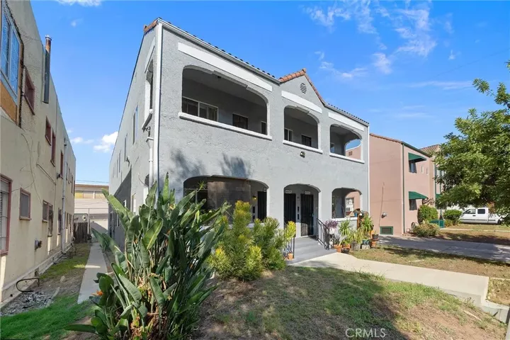 Property Photo:  4051 W 21st  CA 90018 