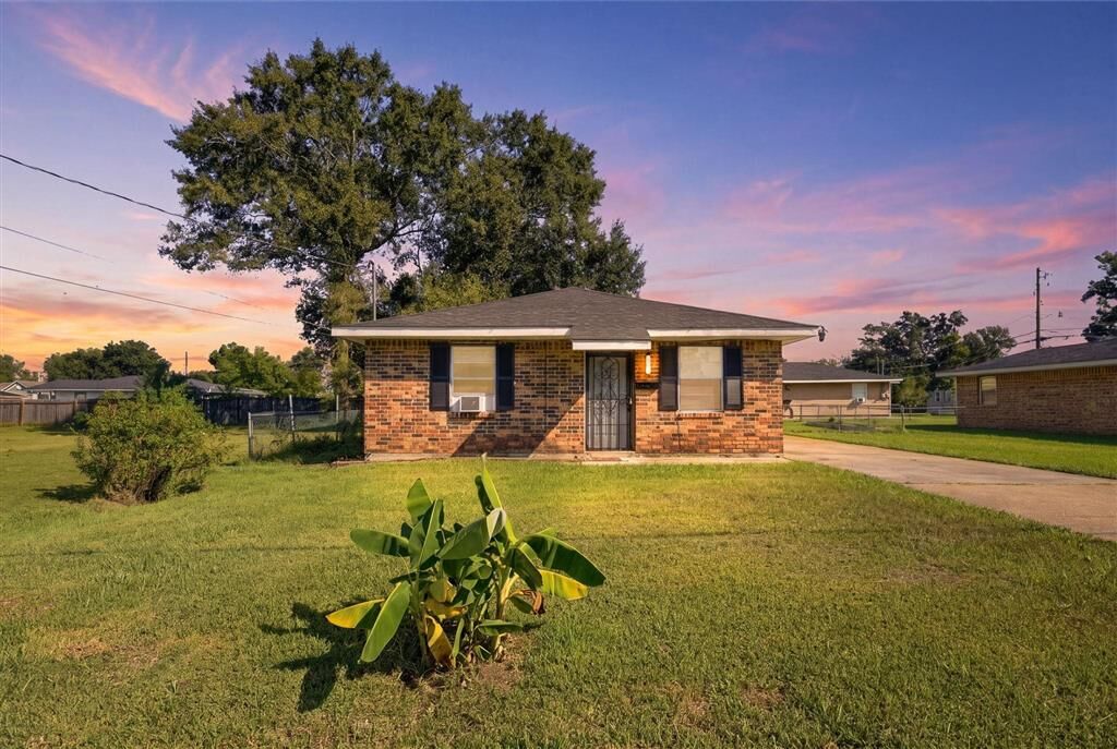 Property Photo:  2347 Hagan Street  LA 70601 