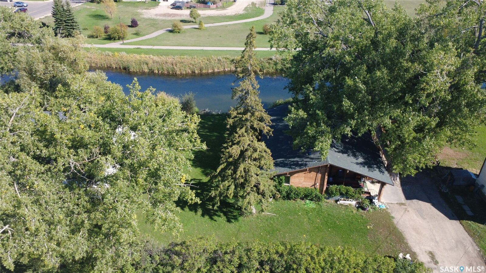Property Photo:  121 10th Avenue NE  SK S9H 2T1 