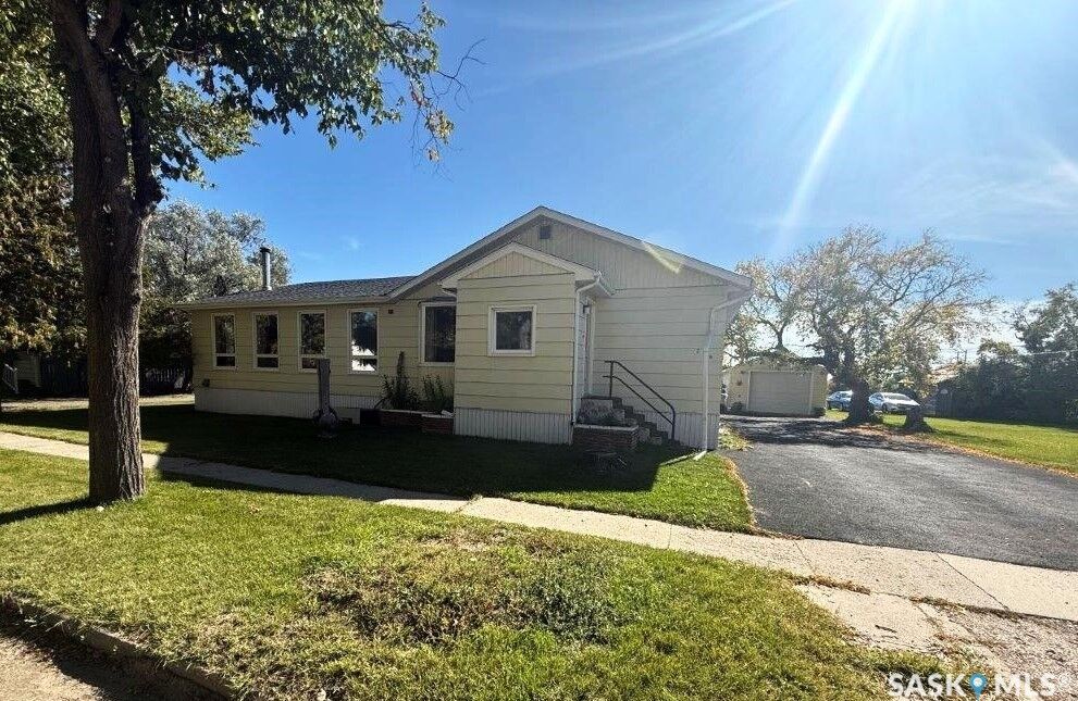 Property Photo:  206 1st Avenue E  SK S0L 1S0 