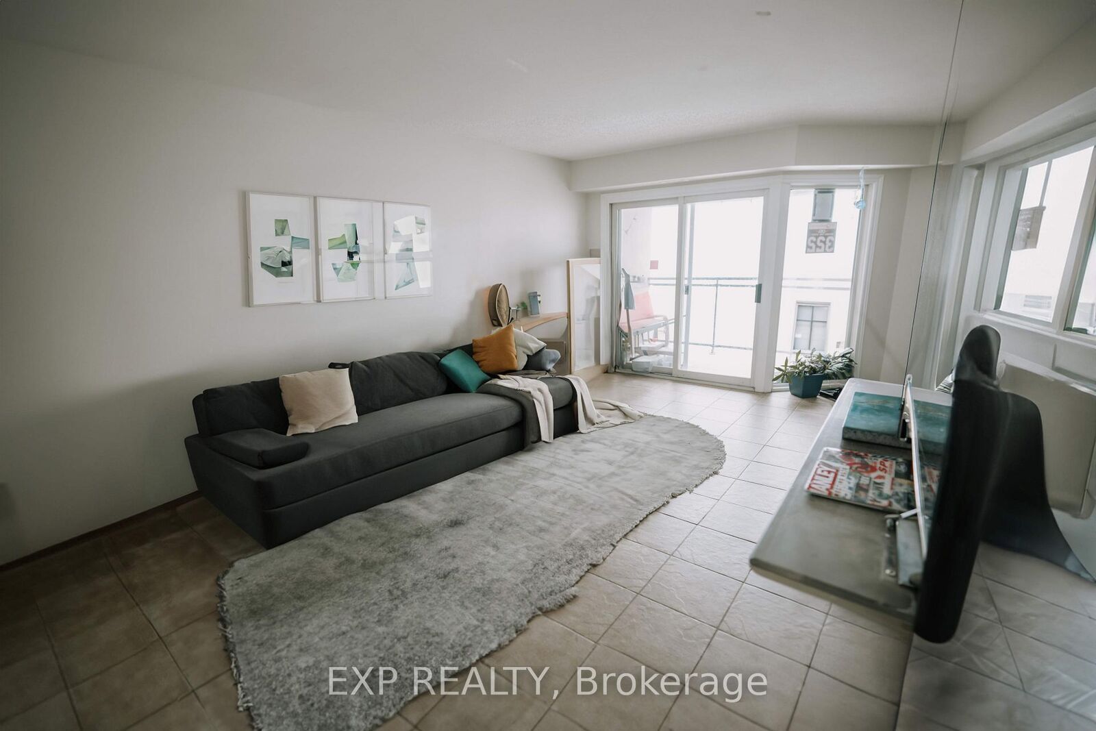 Property Photo:  858 Commissioners Road E 1207  ON N6C 5Y5 