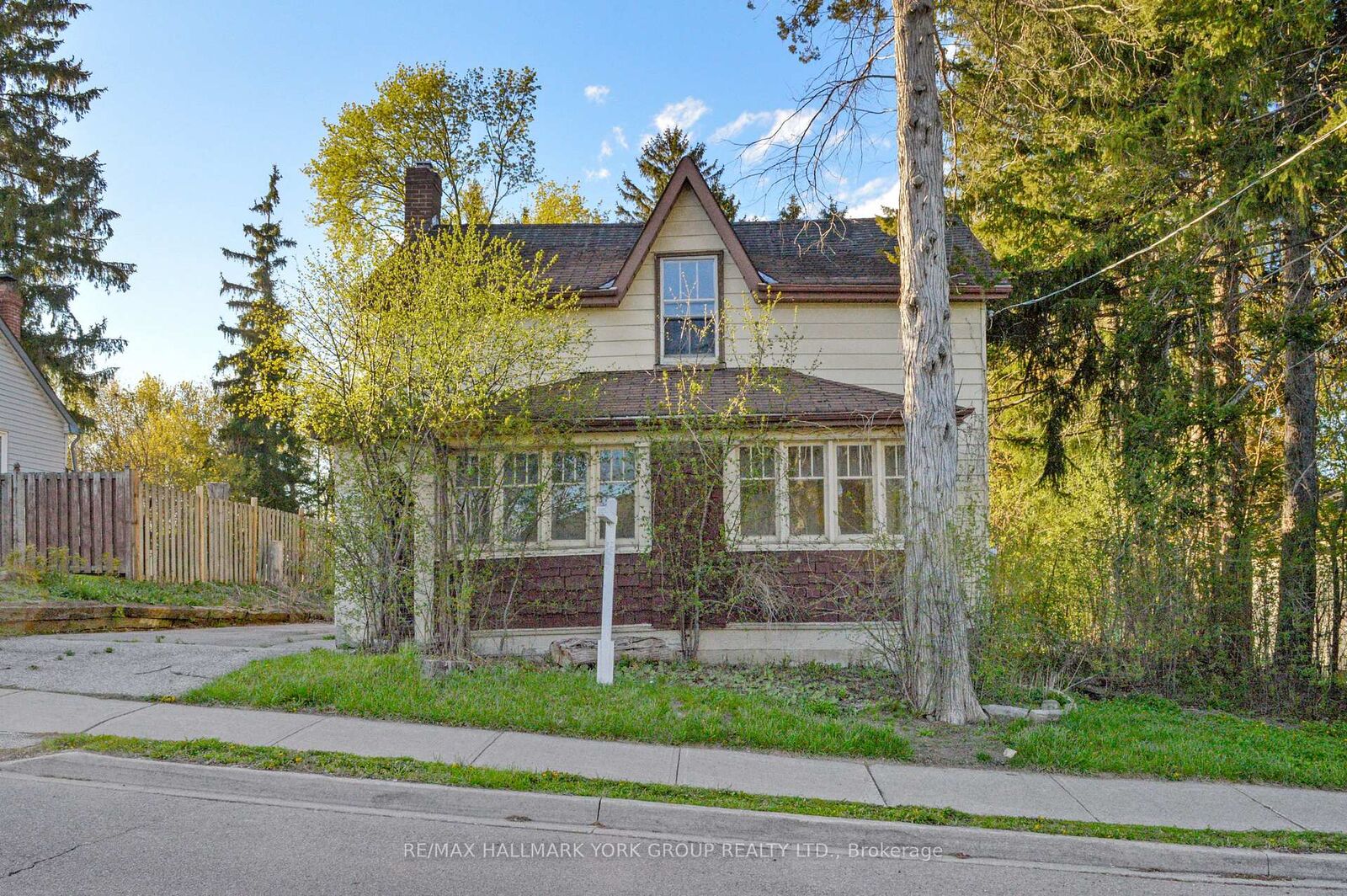 Property Photo:  148 Centre Street  ON L4G 1K1 