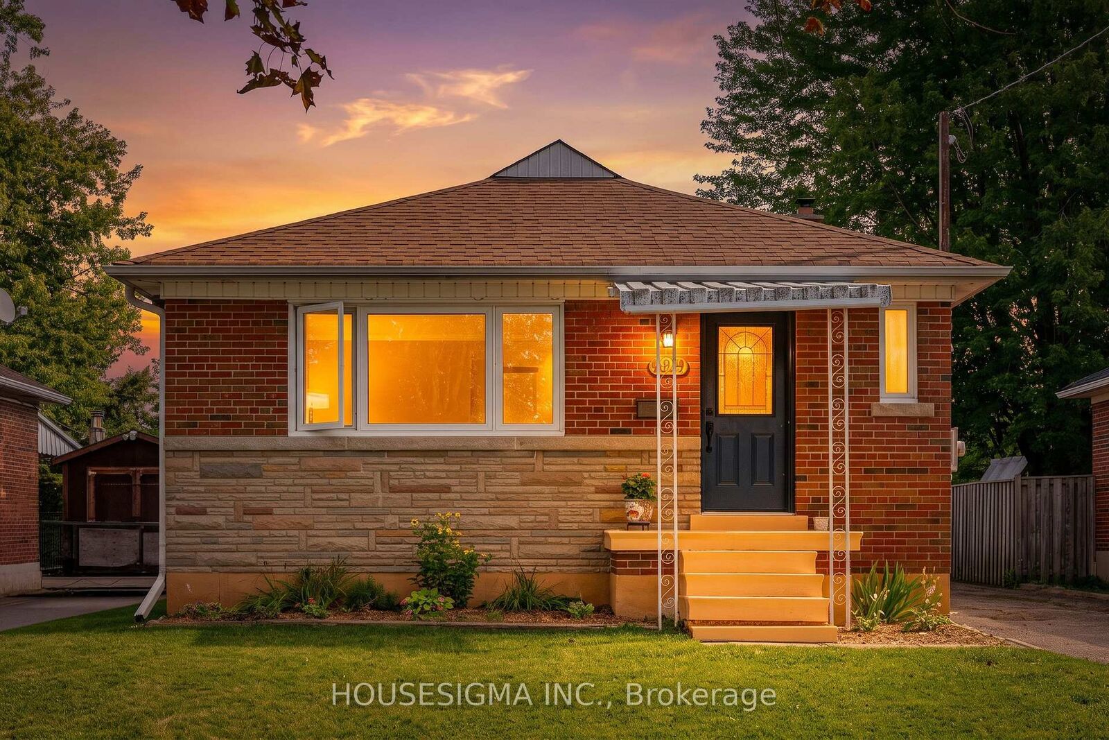 Property Photo:  309 Baldwin Street  ON L1H 6H5 