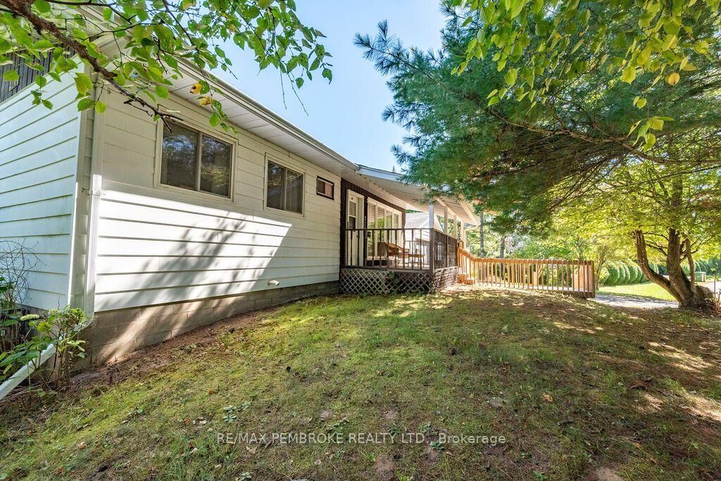 Property Photo: 774 Pinegrove Crescent ON K8A 7E4