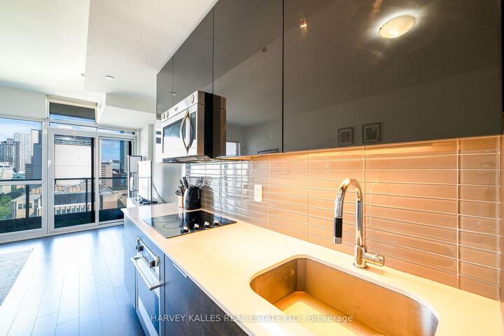 Property Photo:  210 Simcoe Street 1610  ON M5T 0A9 