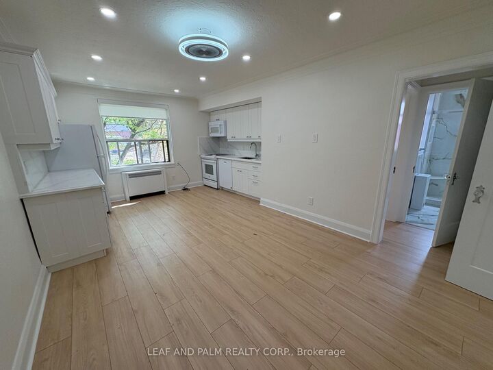 Property Photo:  870 Millwood Road 48  ON M4G 1W6 