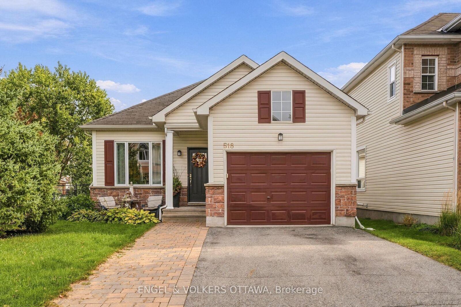 Property Photo: 518 Stonechurch Way ON K2J 0C6
