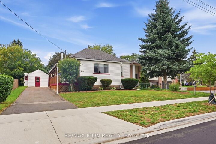 Property Photo:  423 Lawrence Avenue  ON N2M 1Y7 