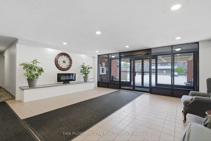 Property Photo:  131 Taunton Road E 204  ON L1G 3T8 