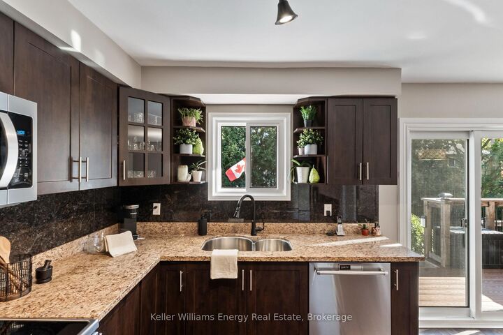 Photo de la propriété: 523 Palmtree Crescent ON L1K 2H2