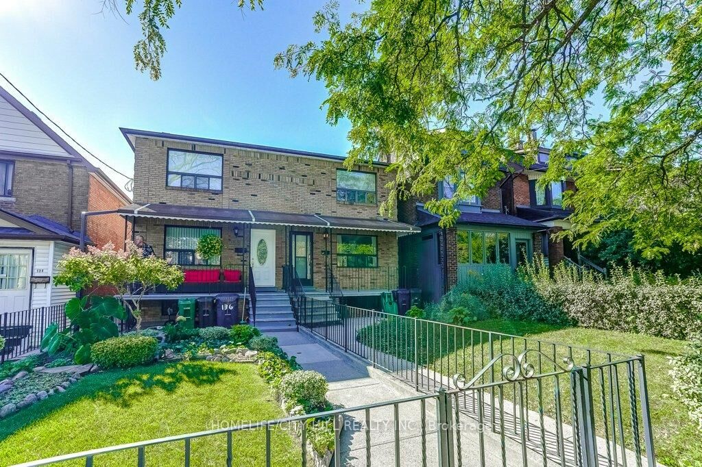Photo de la propriété: 136A Caledonia Road ON M6E 4S7