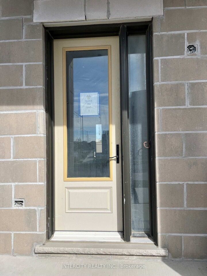 Property Photo:  142 Mumbai Drive (Block 268 Unit 5)  ON L3S 3K5 