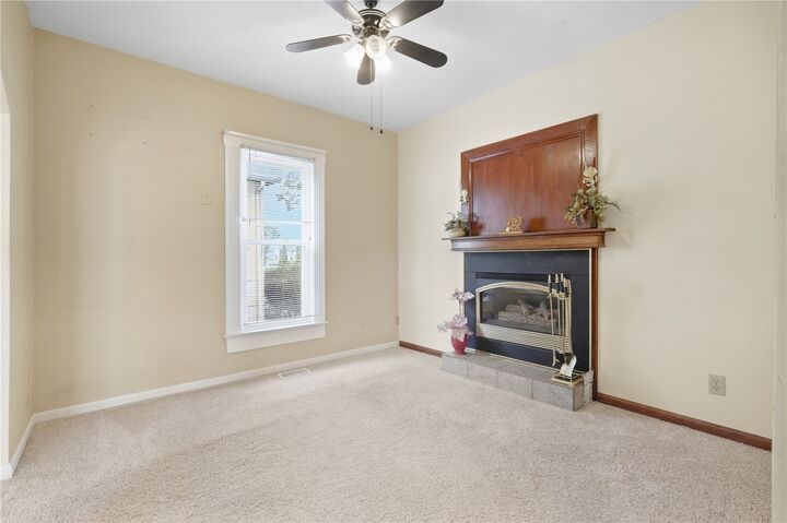 Property Photo: 823 D Ave NW IA 52405
