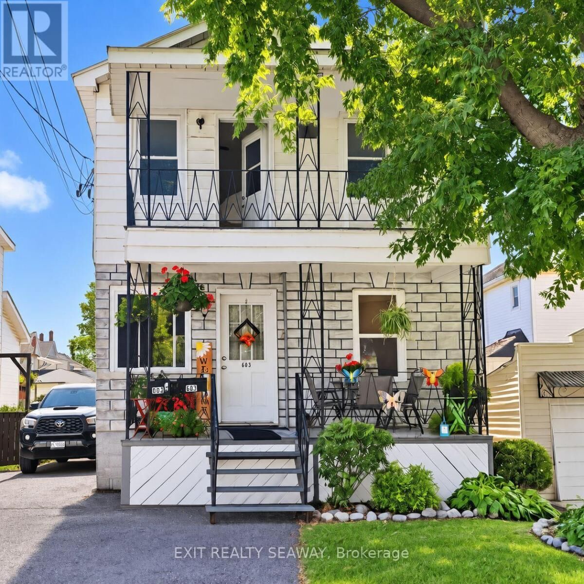 Property Photo: 603 Walton Street ON K6H 1T7