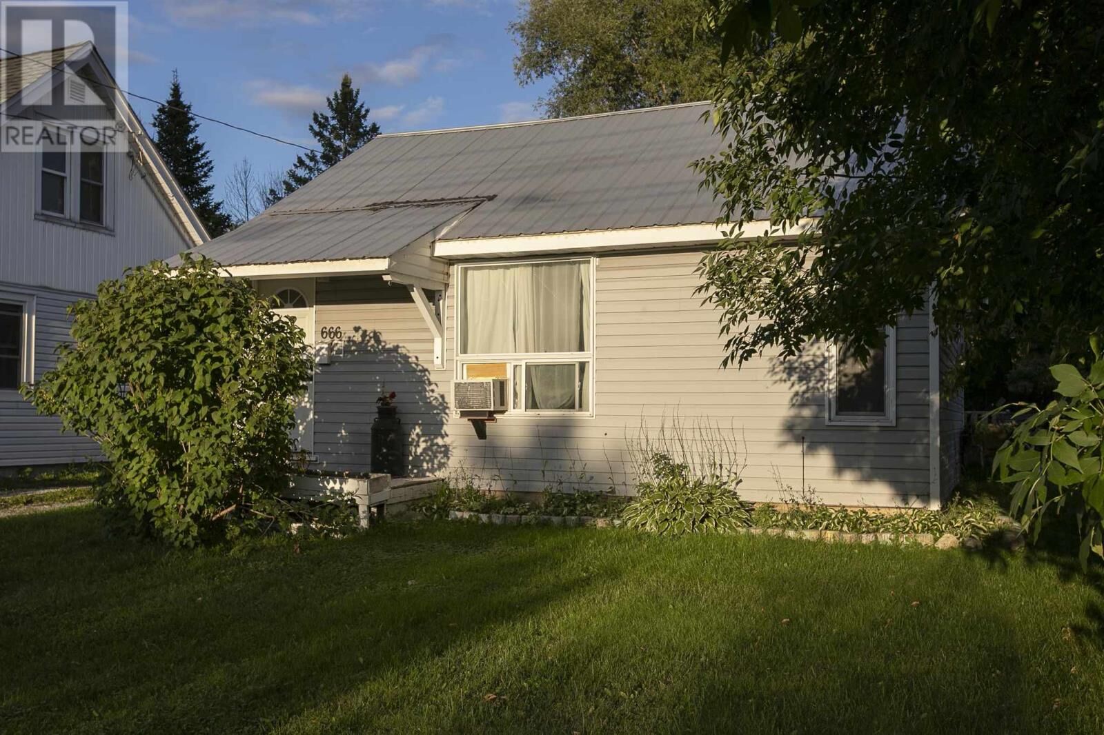 Property Photo:  666 Shafer Ave  ON P6C 3S1 