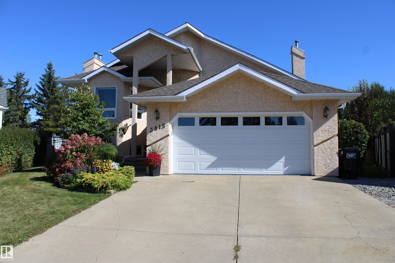 Property Photo:  3815 41 Street NW  AB T6L 6R5 
