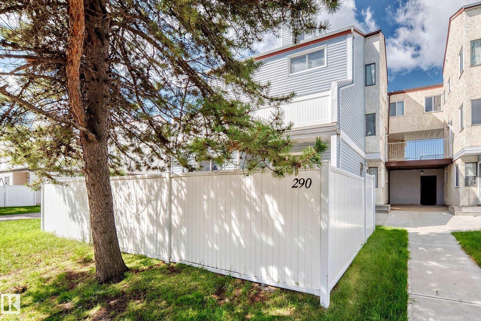 Property Photo:  290 Lancaster Terrace NW  AB T5X 5T7 