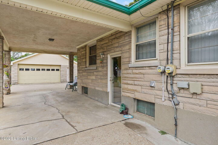 Property Photo:  4040 Eden Ln  KY 40216 