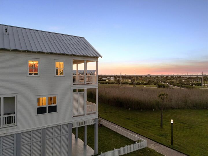 Property Photo:  2646 E Seaside Drive  TX 77550 