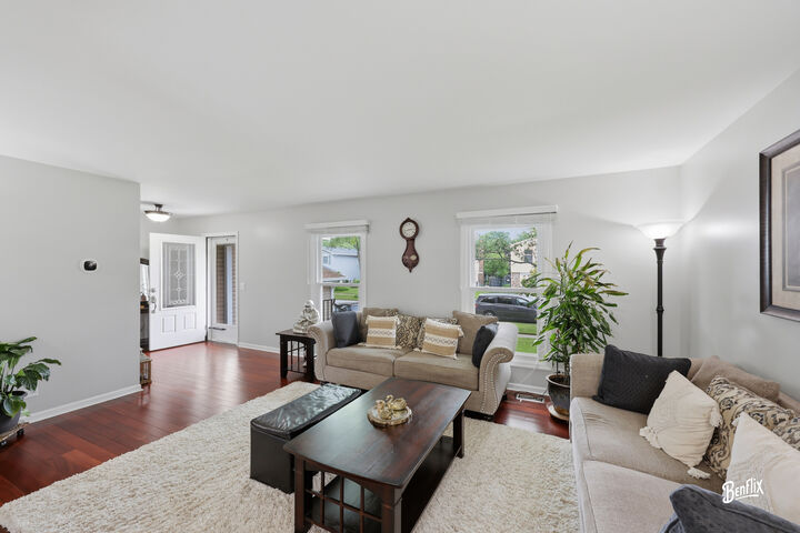 Property Photo:  750 Dunhill Drive  IL 60089 