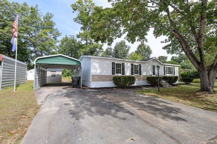 Property Photo: 4 Briarwood Drive NH 03054