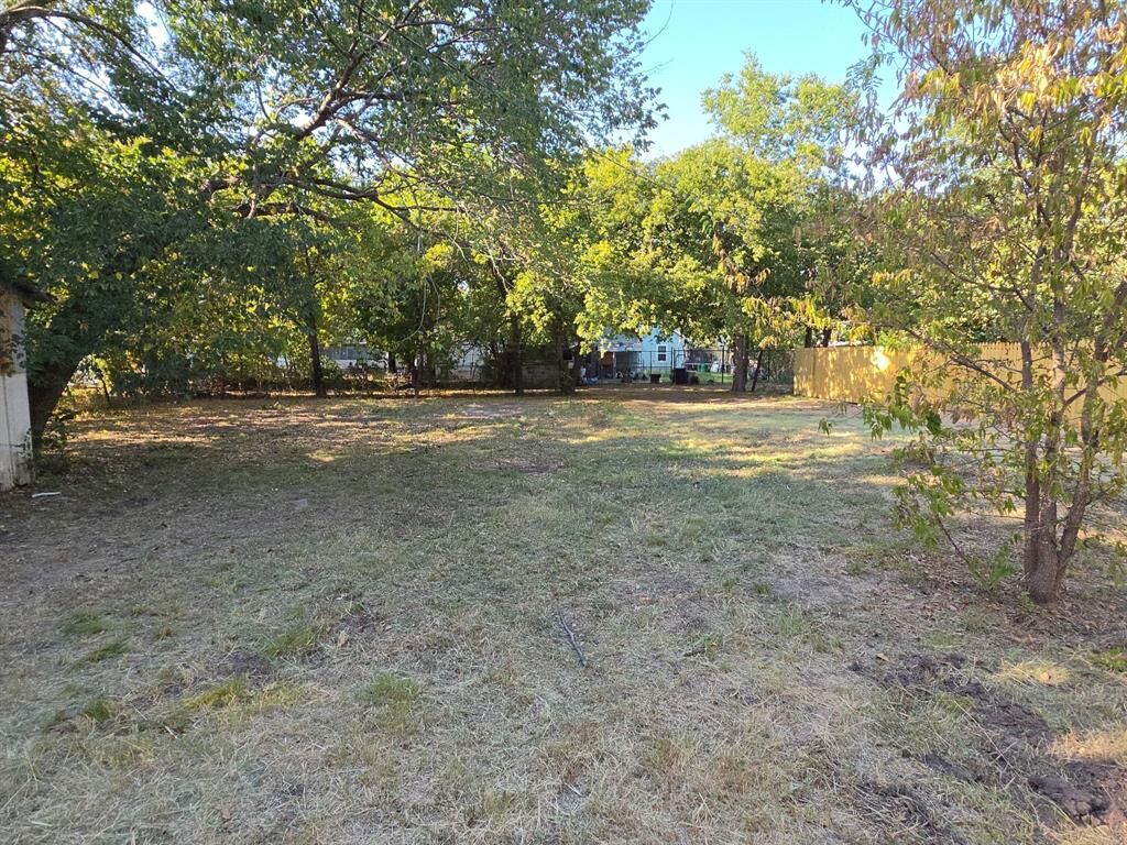 Property Photo:  1013 E Tennie  TX 76240 