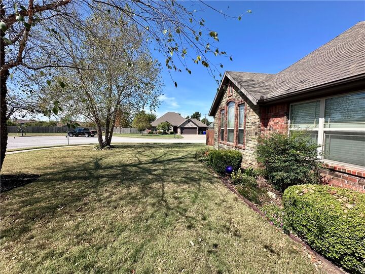 Property Photo:  2005 W Brooks Place  AR 72758 