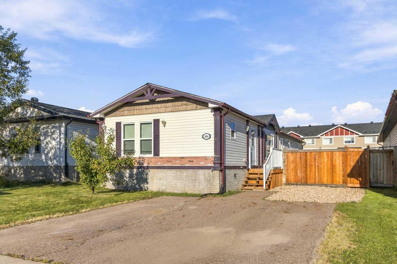 Property Photo:  104 Cedar Street  AB T9K 0J8 