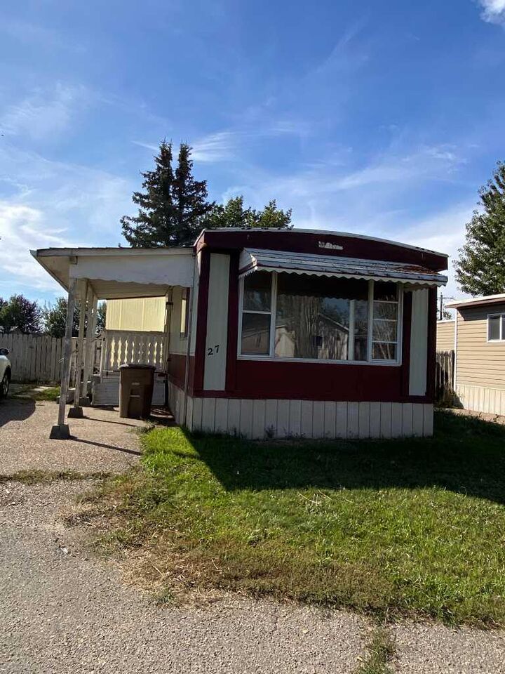 Property Photo:  27 Lake Stafford Crescent E  AB T1R 0P5 