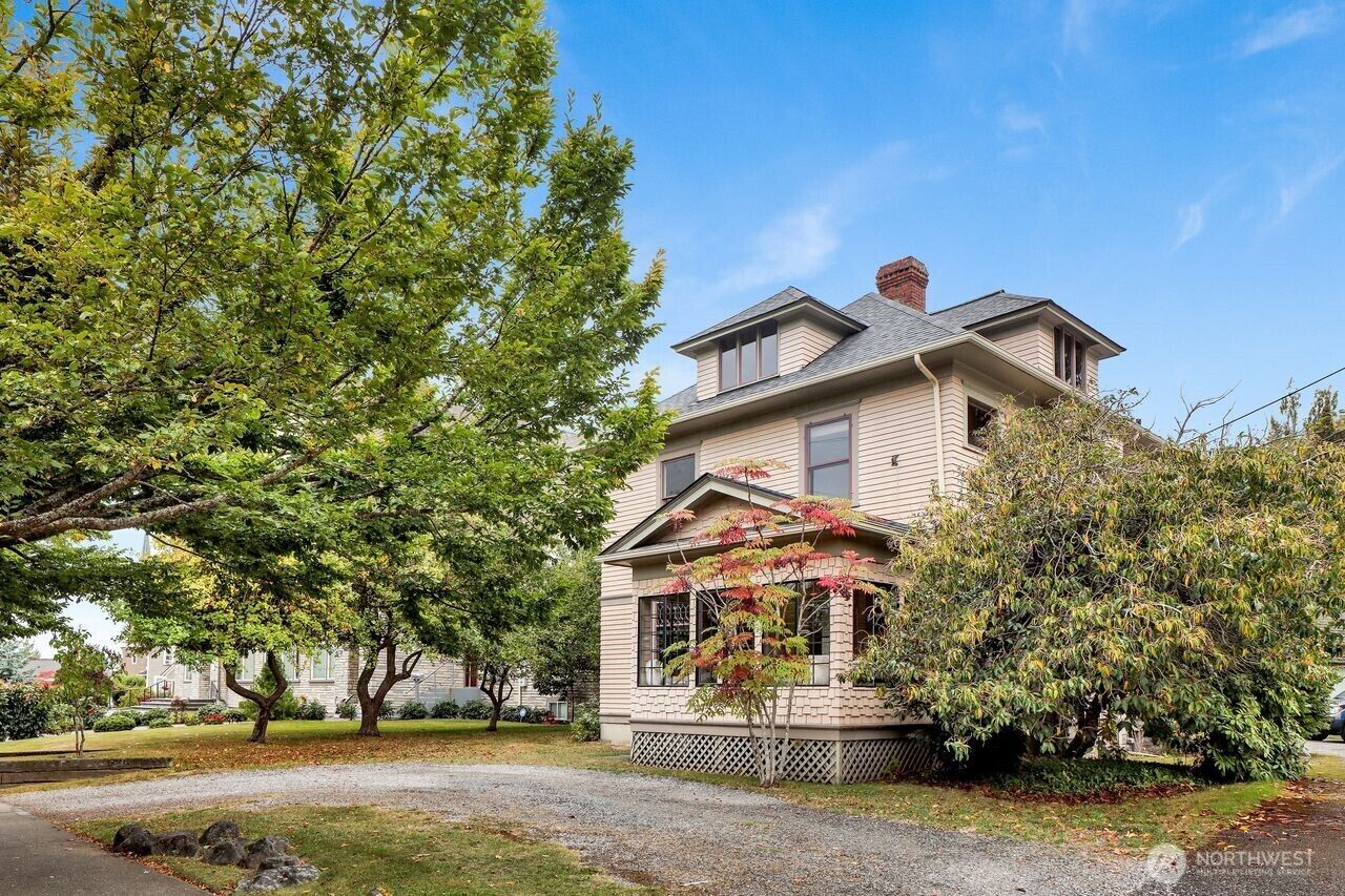 Property Photo:  1505  Broadway  WA 98225 