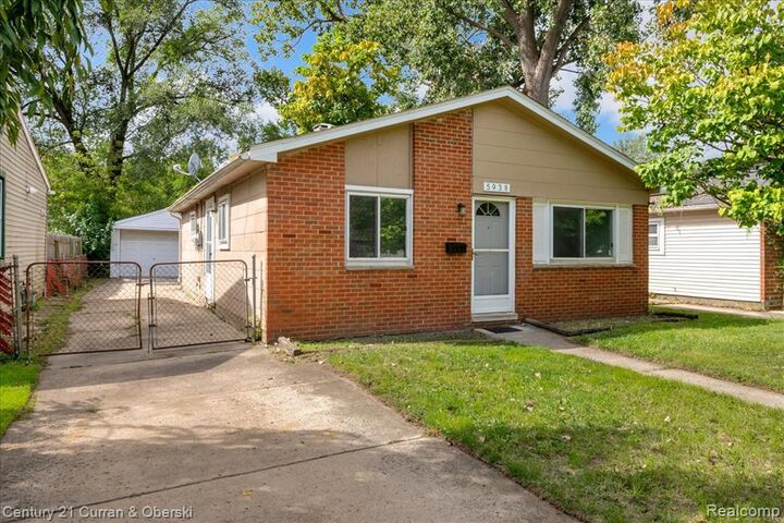 Property Photo:  5938 Glenis Street  MI 48180 