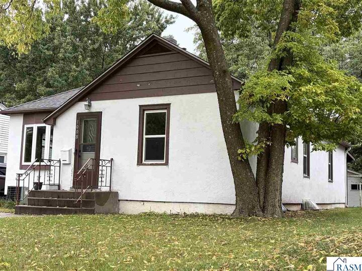 Property Photo: 1008 Broadway St South MN 56073