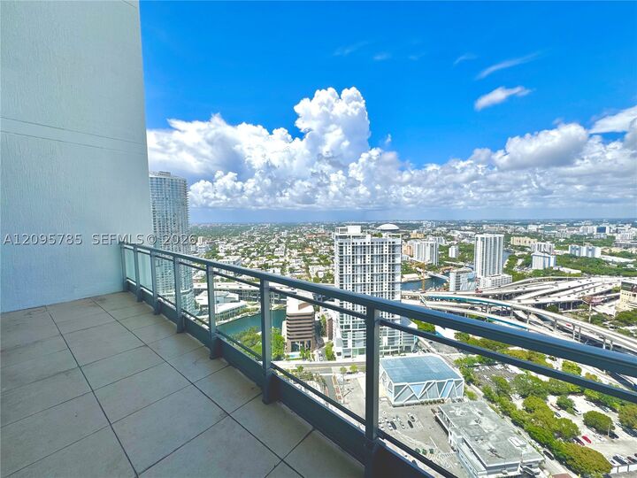 Property Photo:  90 SW 3rd St Ph-10  FL 33130 