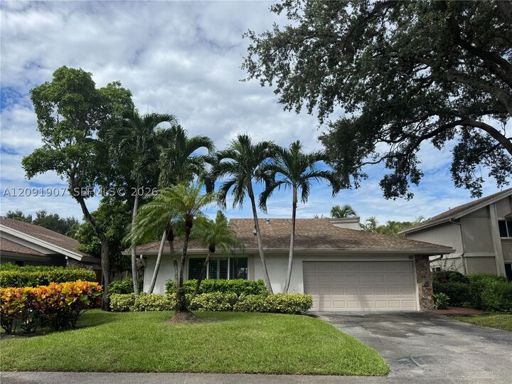 Property Photo:  76 Ivy Rd 76  FL 33021 