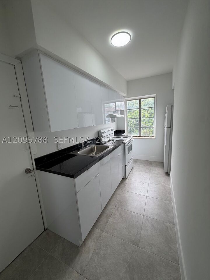Property Photo: 558 SW 7th St 8 FL 33130