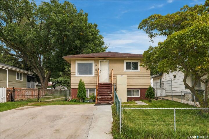 Property Photo:  1518 I Avenue N  SK S7L 2J6 
