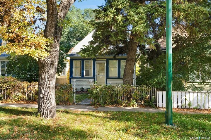 Property Photo: 218 G Avenue N SK S7L 1Z1
