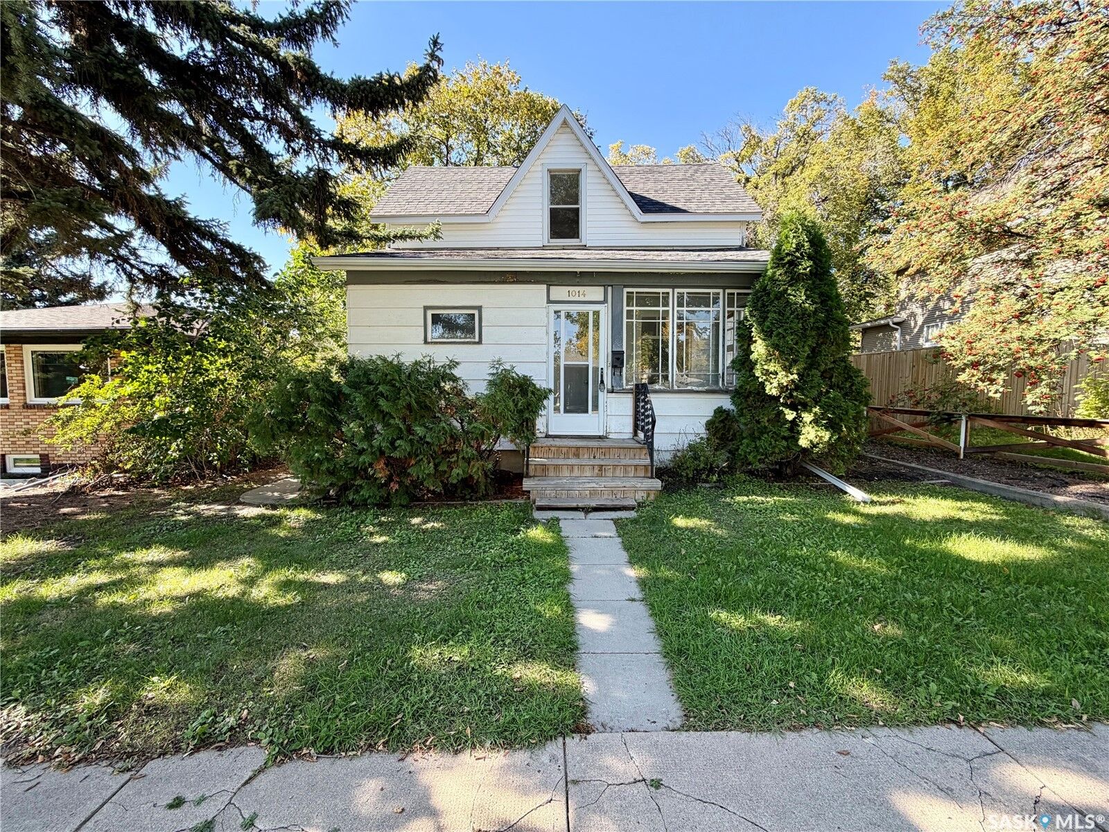 Property Photo:  1014 6th Avenue NW  SK S6H 0W2 