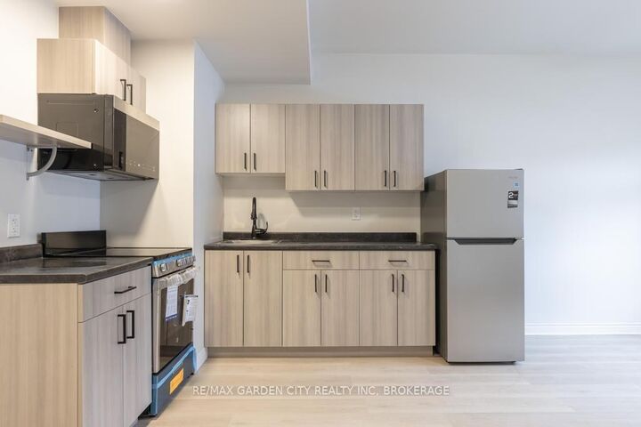 Photo de la propriété:  54 Front Street S  ON L2V 1X1 