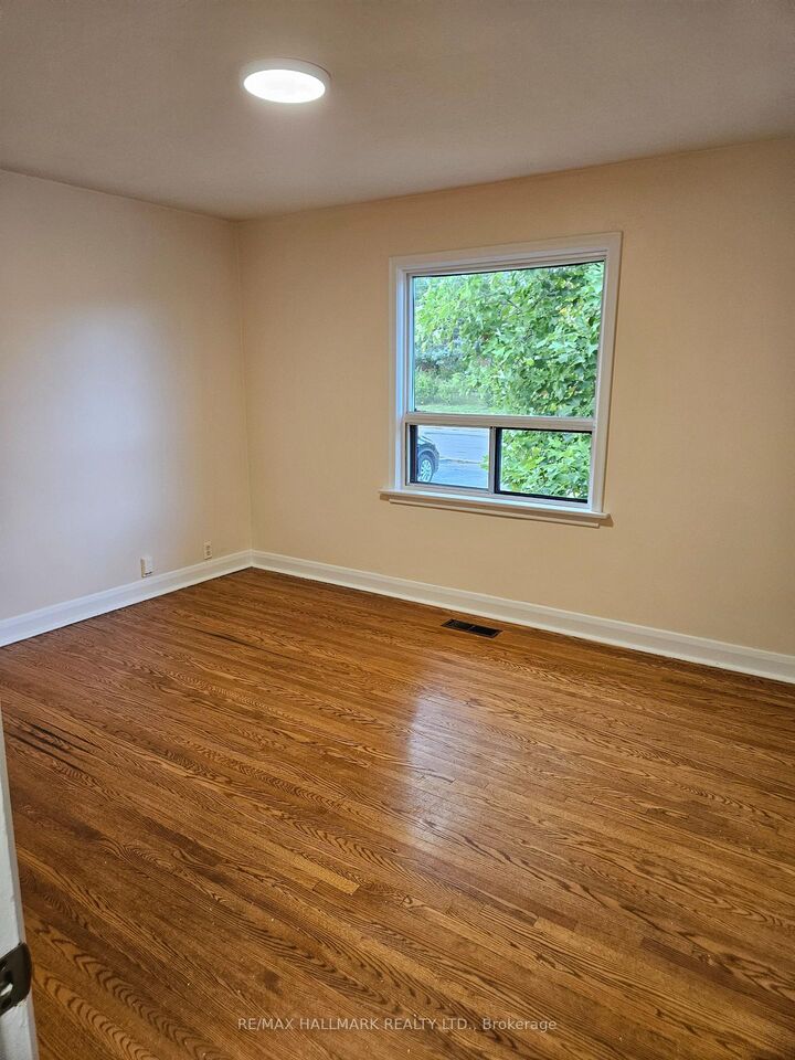 Property Photo:  4 Clevedon Street  ON M3M 1M4 