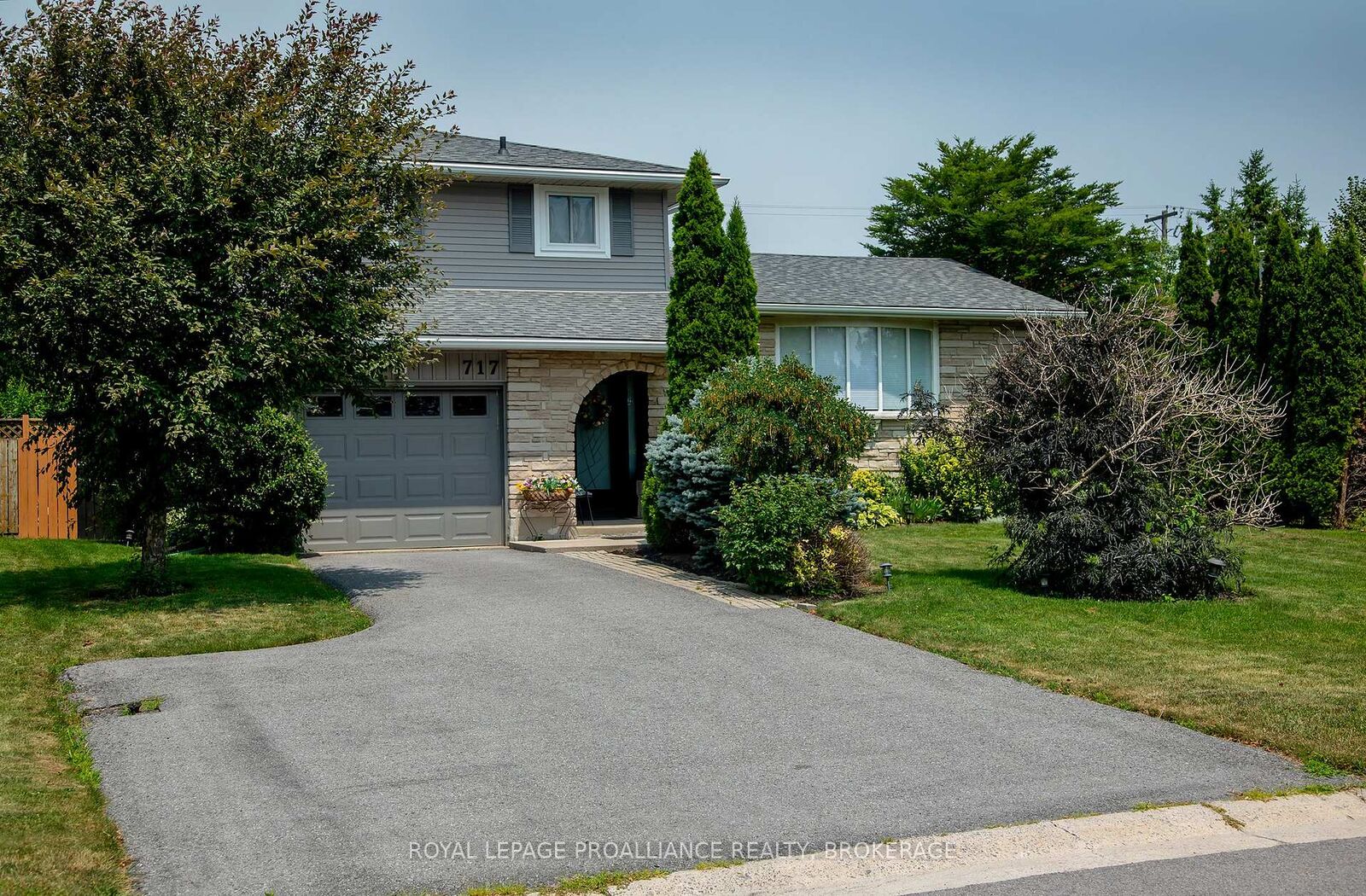 Property Photo:  717 Laidlaw Crescent  ON K7M 5M3 