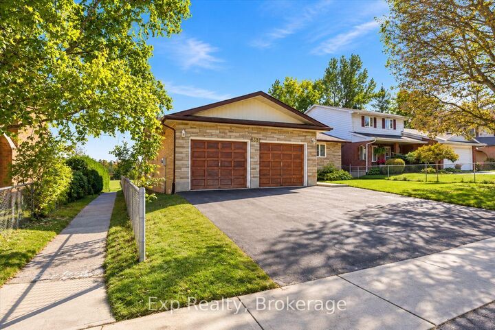 Property Photo: 863 Wedgewood Court ON K9J 7T8