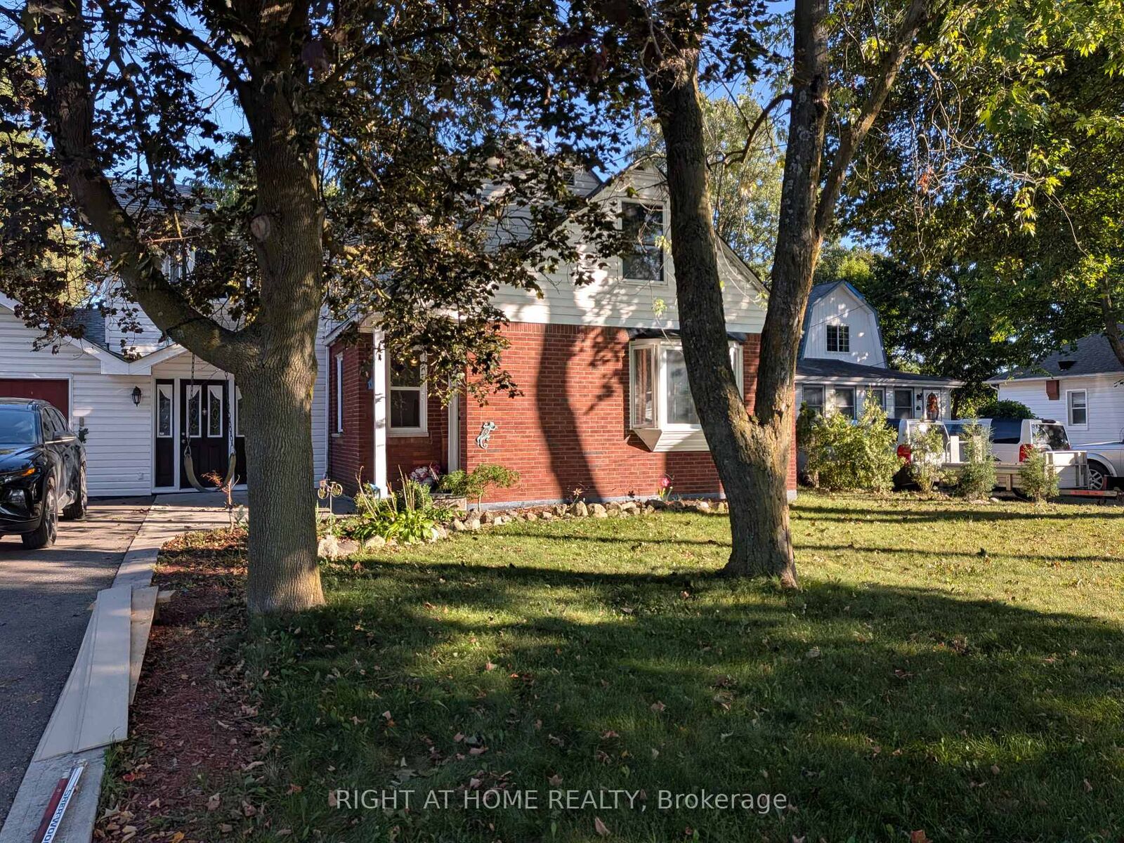 Property Photo:  242 Arthur Street Suite B  ON L7J 1M1 
