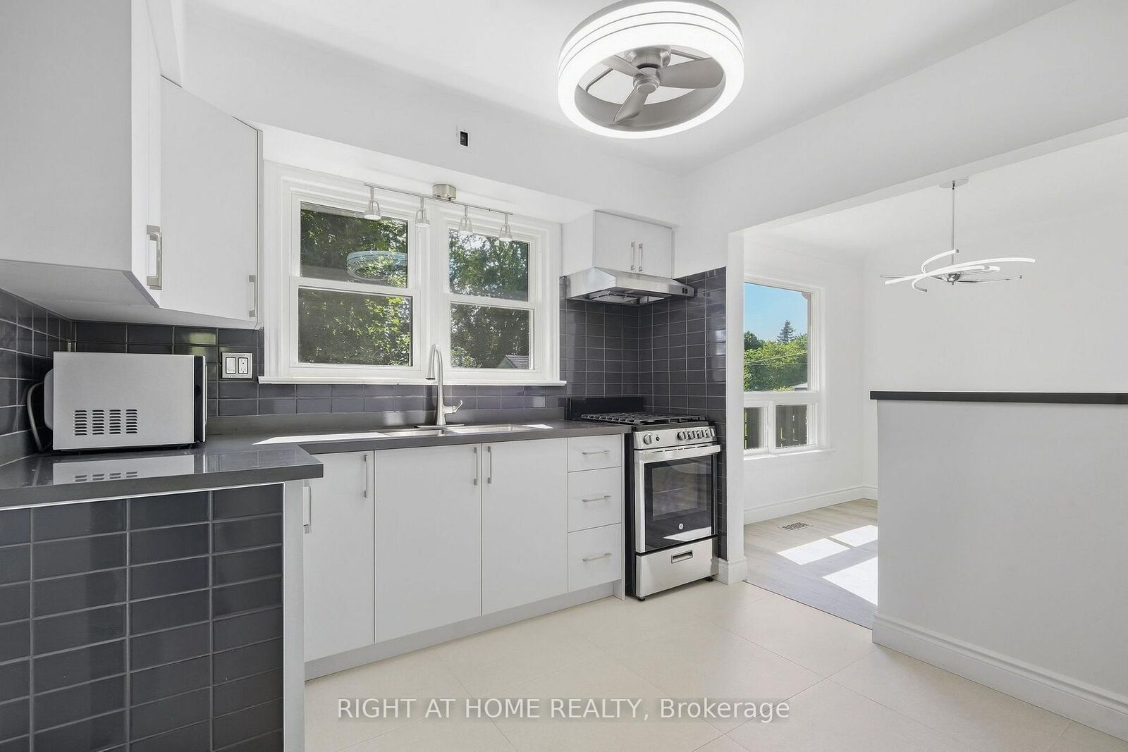 Property Photo:  49 Beverly Crescent  ON L3C 3P7 