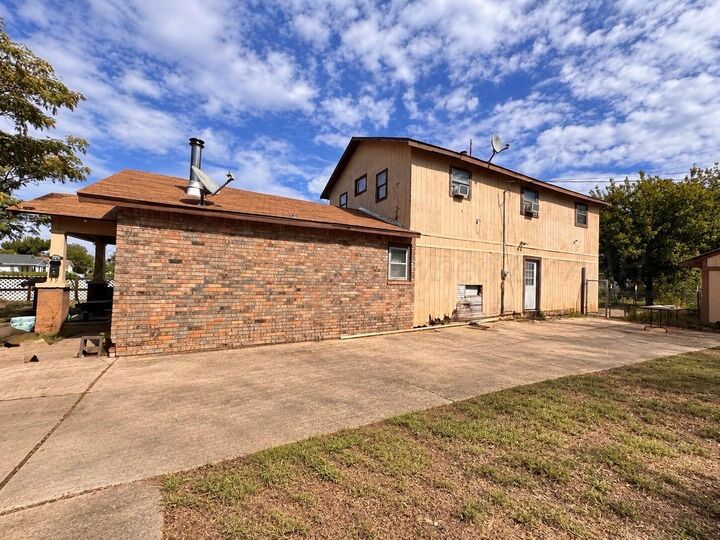 Property Photo: 928 E Fisher Street TX 79065-5604